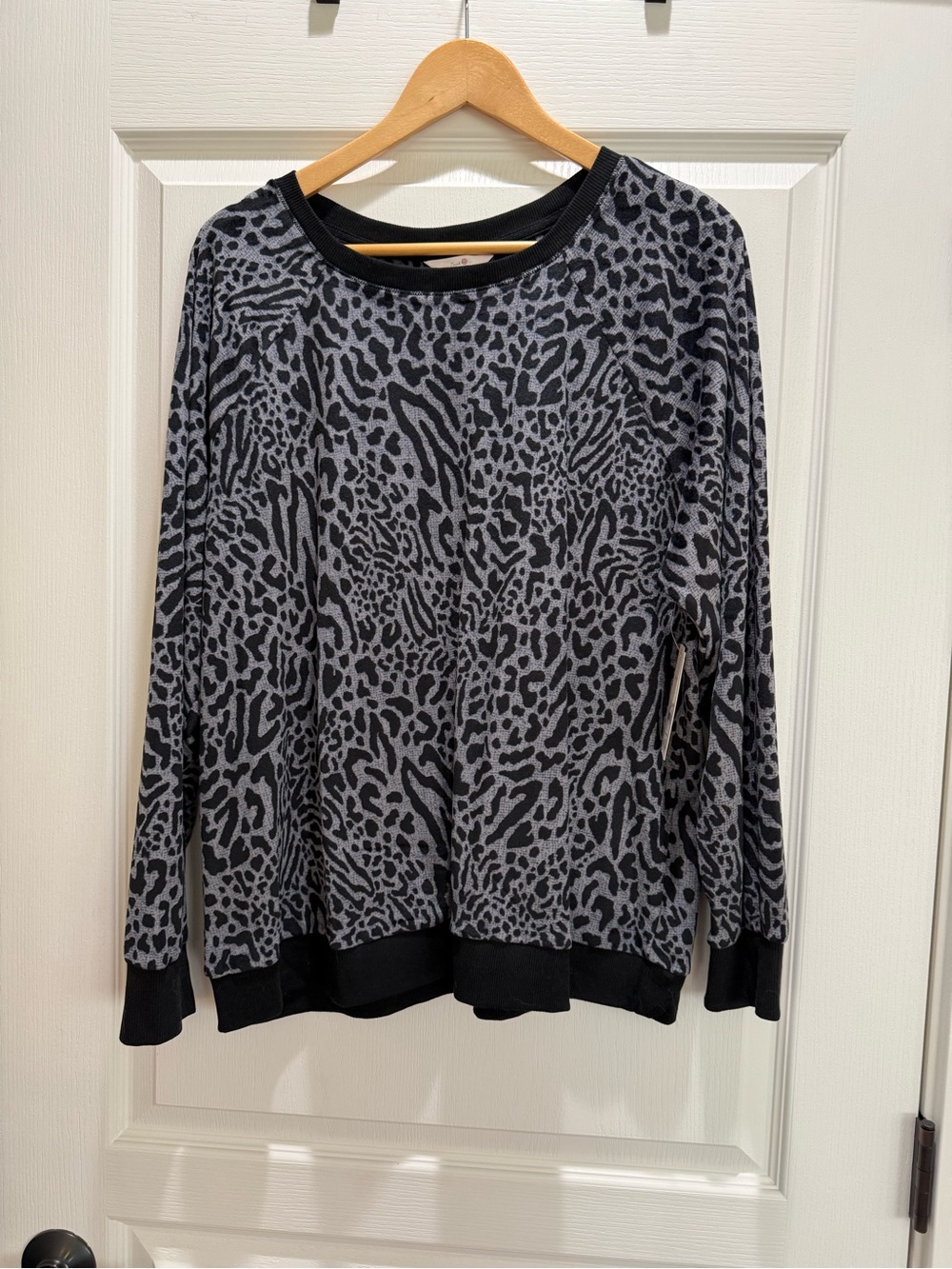 Secret Treasures Gray and Black Animal-Print Crewneck Top Size XL NWT